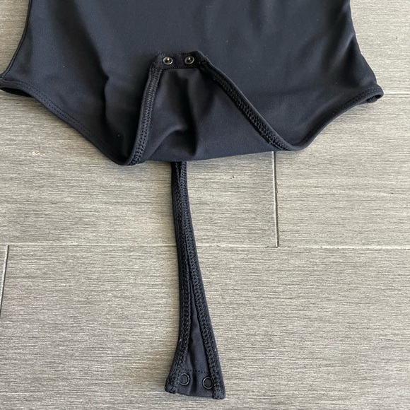 ARITZIA Babaton Contour Crew Bodysuit Muscle High Neck Black Size XS Minimalist - Picture 15 of 16